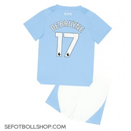 Billiga Manchester City Kevin De Bruyne #17 Barnkläder Hemma fotbollskläder till baby 2023-24 Kortärmad (+ Korta byxor)